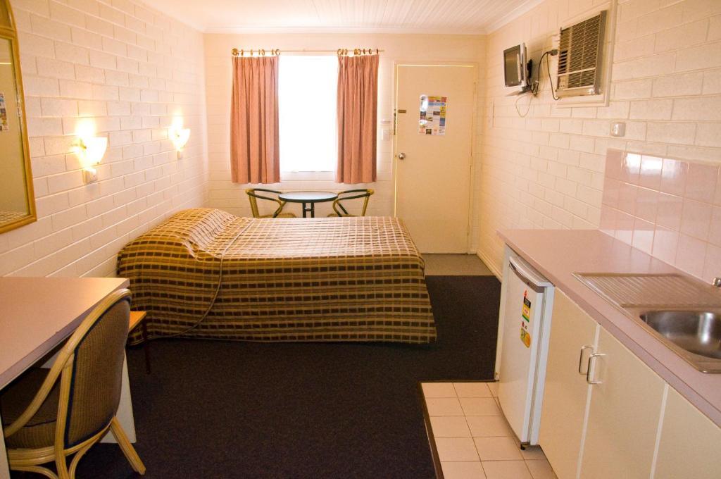 White Gum Motel Alice Springs Room photo